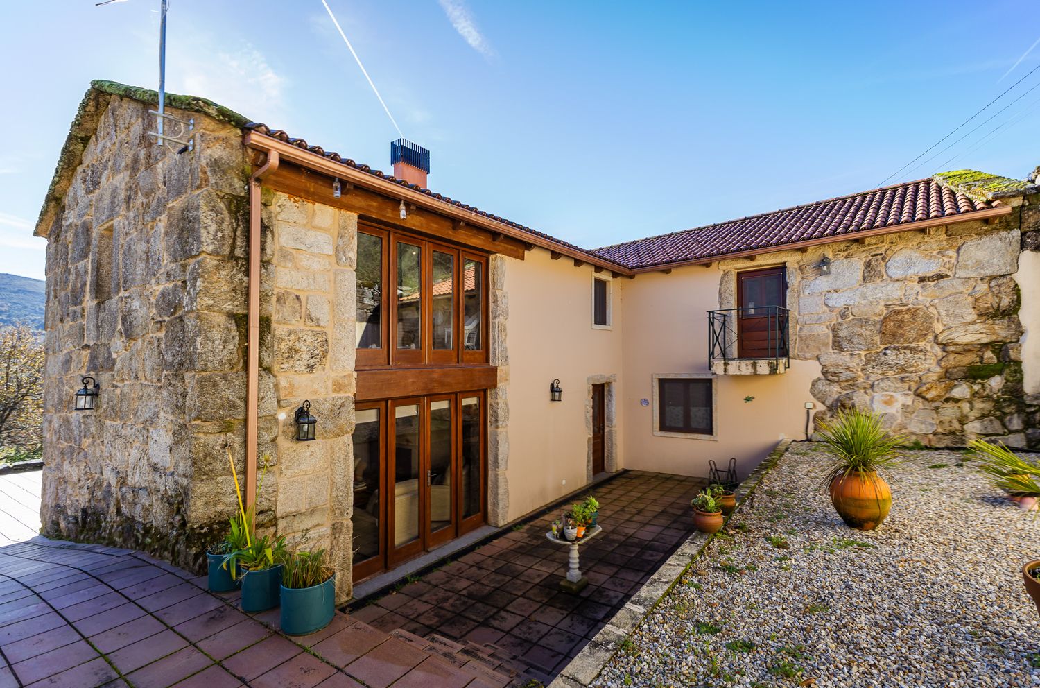 Parte trasera de las dos plantas de la casa